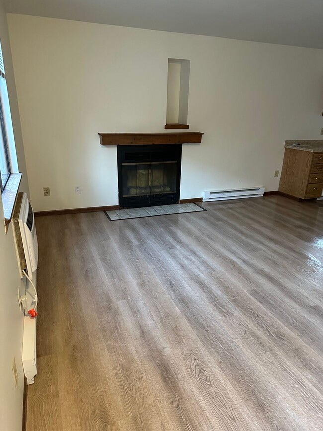 Building Photo - $500 Signing bonus off of First Months Rent! 3 bedrooms with 1.5 baths UPDATED townhouse located ...