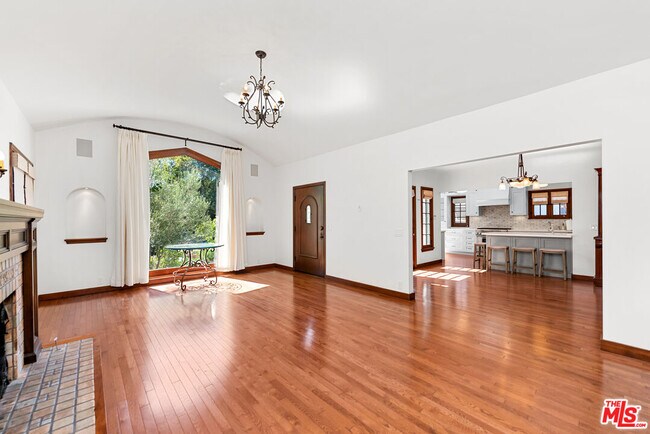 Building Photo - 1039 Hi Point St