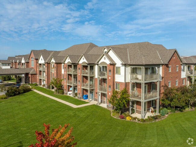 Vista frontal y lateral - Prairie Villa Senior Apartments