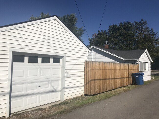 Building Photo - Great 2 Bed, 1 Bath! Centrally Located!