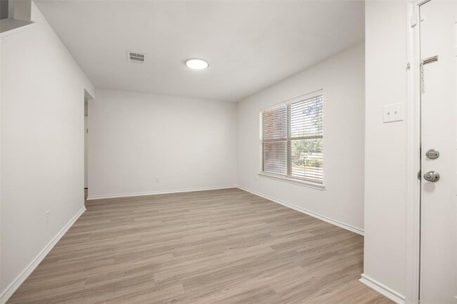 Building Photo - 1114 Thorn Creek Pl