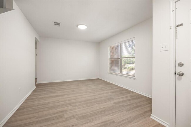 Foto del edificio - 1114 Thorn Creek Pl