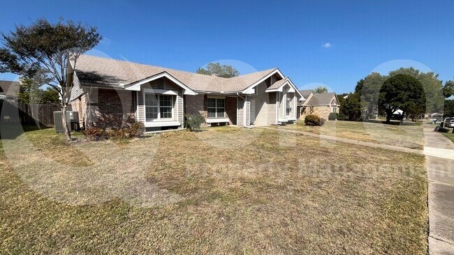 Building Photo - 1517 Yorkshire Dr