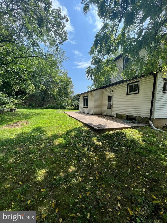 Building Photo - 365 E Springfield Rd