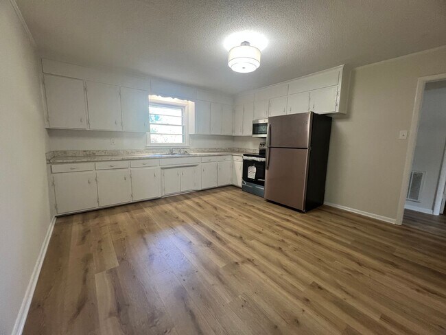 Building Photo - 1811 Battleground Dr