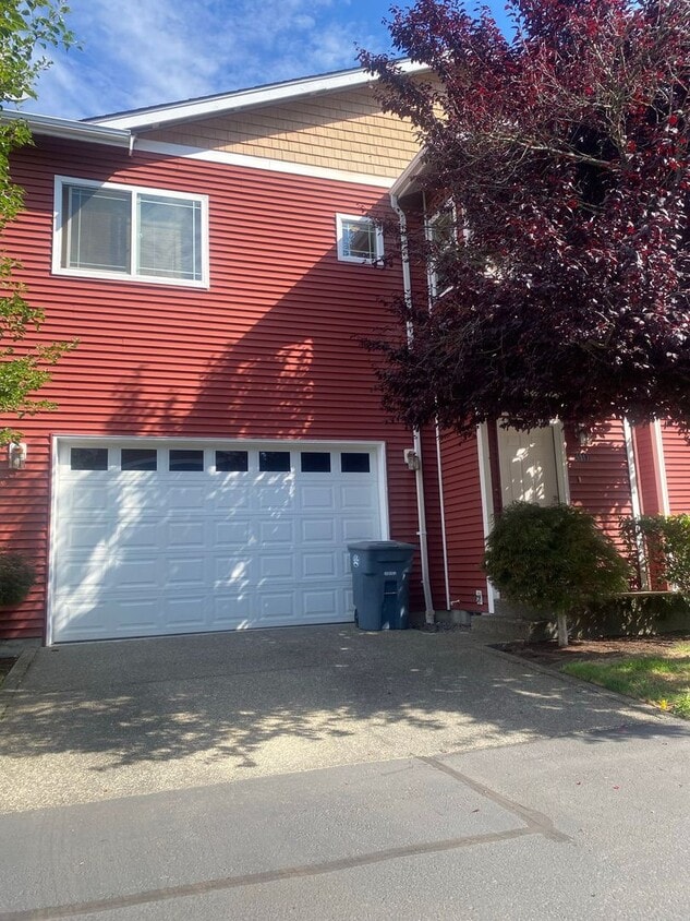 Primary Photo - No Mower Needed! Great Townhome In A Beaut...
