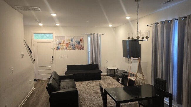 Foto del edificio - Room in House on Maplewood Dr
