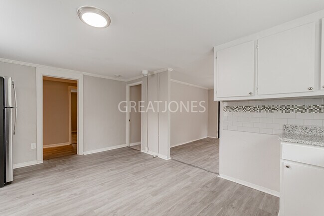 Building Photo - HOLIDAY SPECIAL! SIGN A LEASE BY NOVEMBER ...