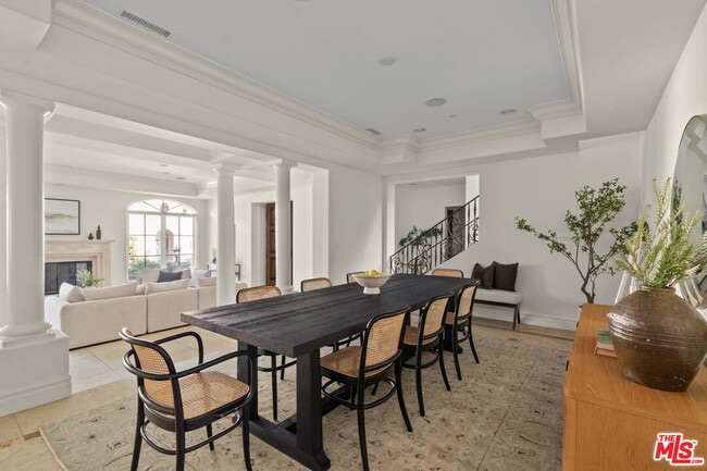 Foto del edificio - 3697 Benedict Canyon Ln