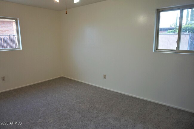 Foto del edificio - 296 Kings Way