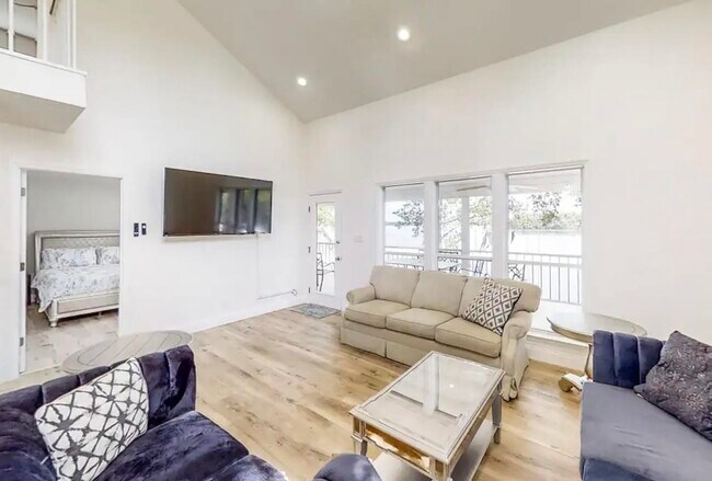 Foto del edificio - 3830 Edgewater Dr