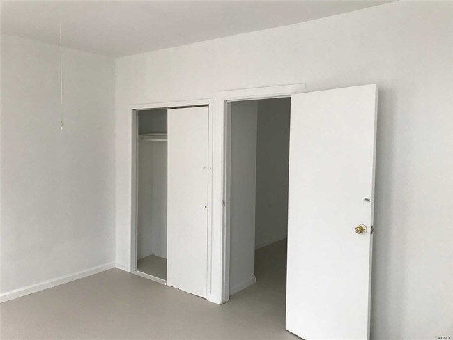 Foto del edificio - 31-15 Linden Pl