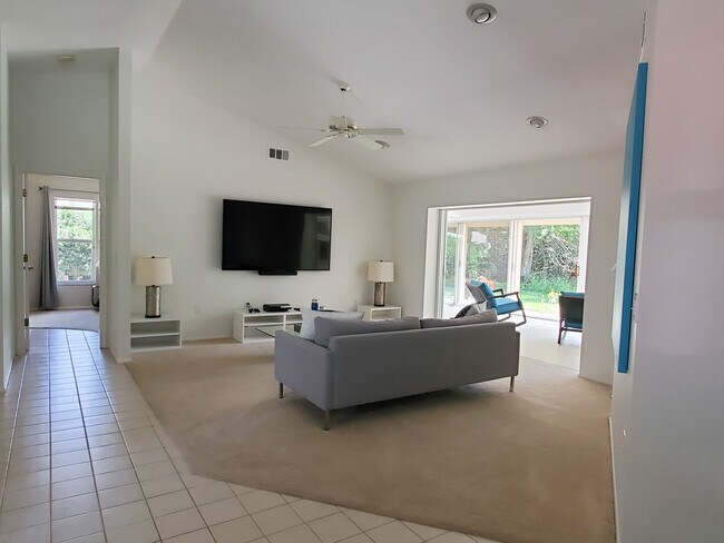 Sala de estar - 6960 Country Lakes Cir