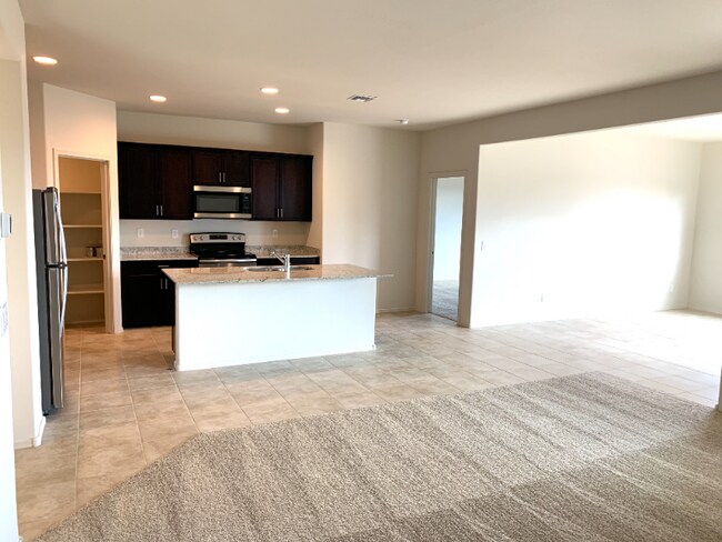 Foto del edificio - 18485 N Lakeside Dr