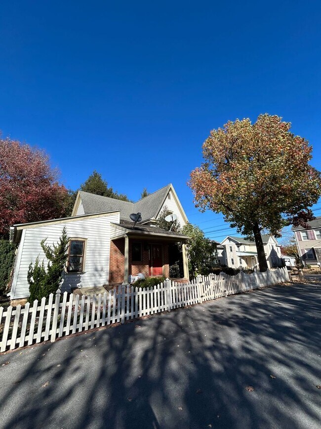 Foto del edificio - Beautiful, Large 4 Bedroom 1.5 Bath Home in Lancaster with Yard!