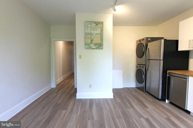 Building Photo - 437 W Hansberry St