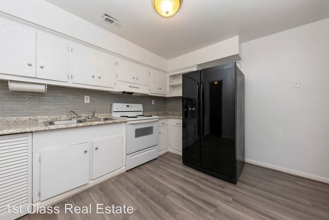 Building Photo - 920-922 Schumann Dr