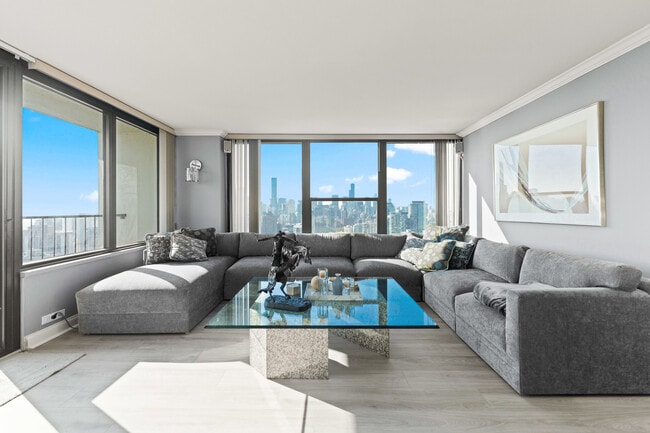 Foto del edificio - 1560 N Sandburg Terrace