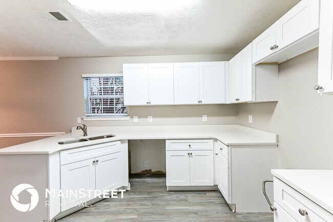 Building Photo - 2520 Lake Royale Dr