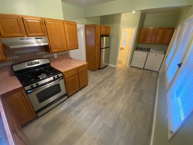 Building Photo - Advent - Gorgeous 5 Bedroom Home With Front/Backyard, Driveway & Washer/Dryer!