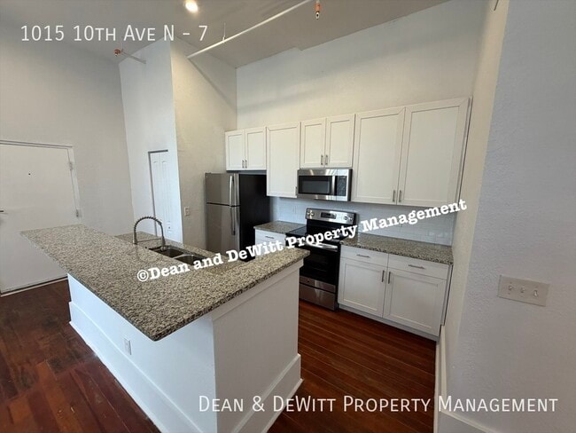 Building Photo - 1015 10th Ave N