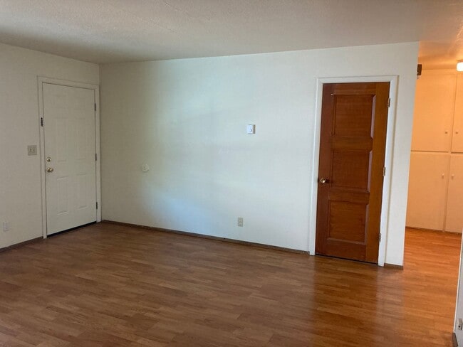Building Photo - (WLO 13) Cozy 2 Bedroom, 1 Bath Just a Sto...