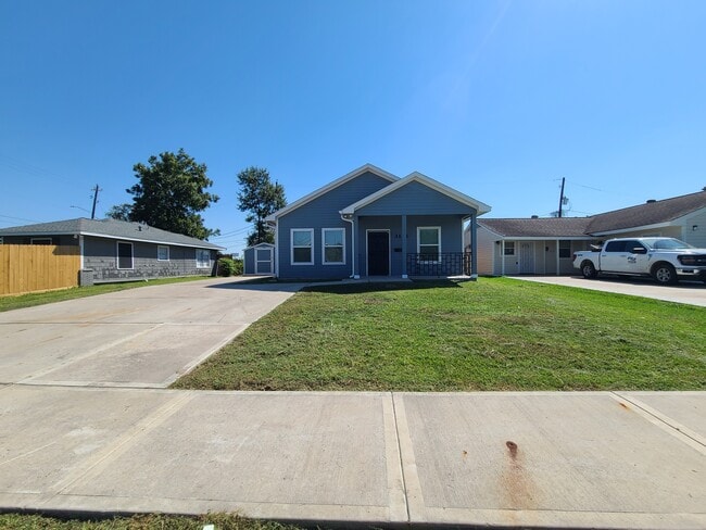 Building Photo - 3151 Roe Dr
