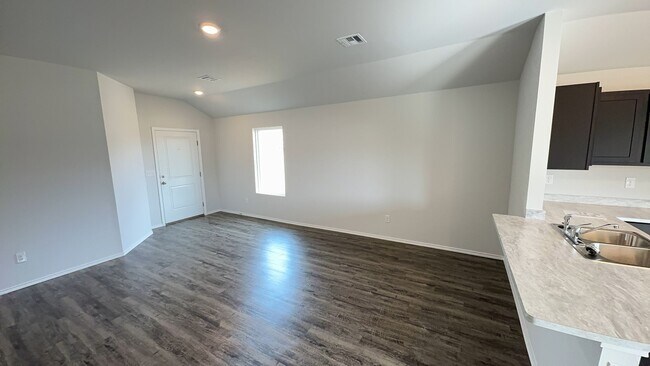 Foto del edificio - A Very Spacious and Beautiful 3 Bedroom 2 Bath Home in Yukon Schools