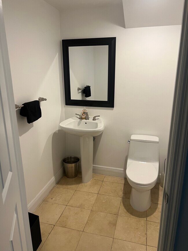 Foto del edificio - 1755 E Hallandale Beach Blvd