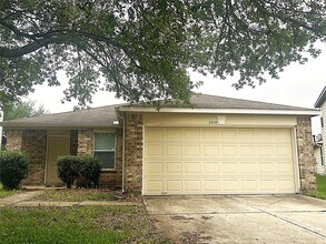 Building Photo - 2019 Pine Croft Dr