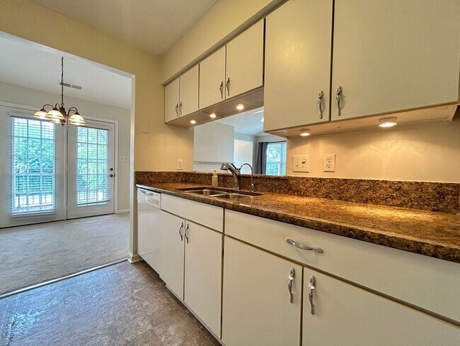 Foto del edificio - Charming 2-Bedroom Condo in the Heart of V...