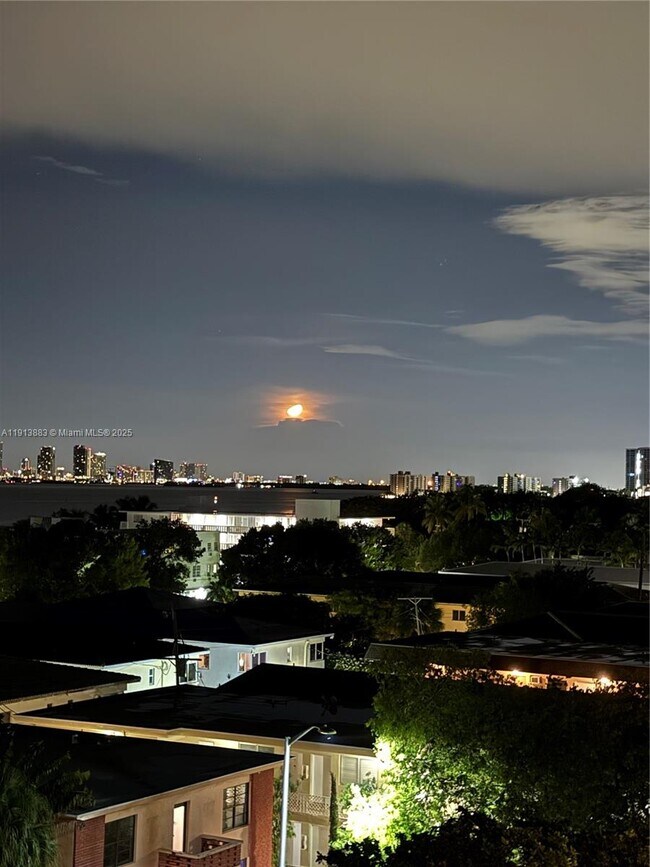 Foto del edificio - 6900 Bay Dr