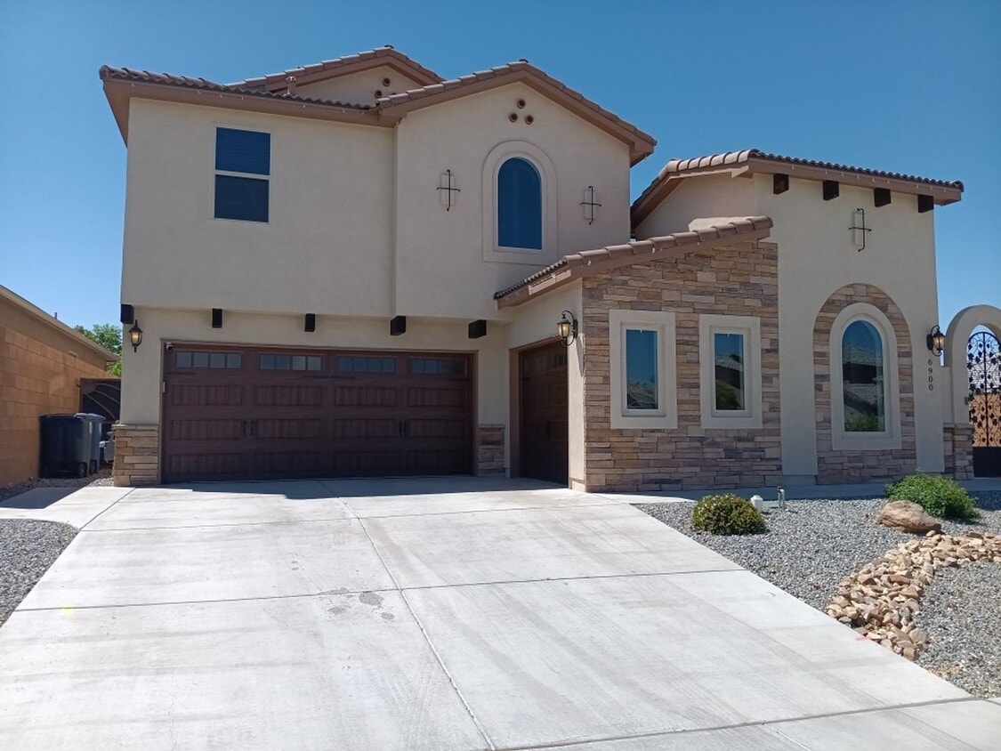 Foto principal - Stunning 4 bedroom, 3.5 bathroom home! Sho...