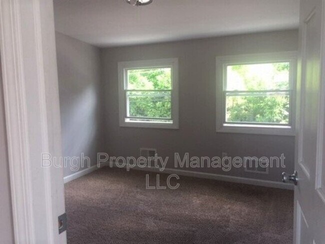 Building Photo - 6 Regina St