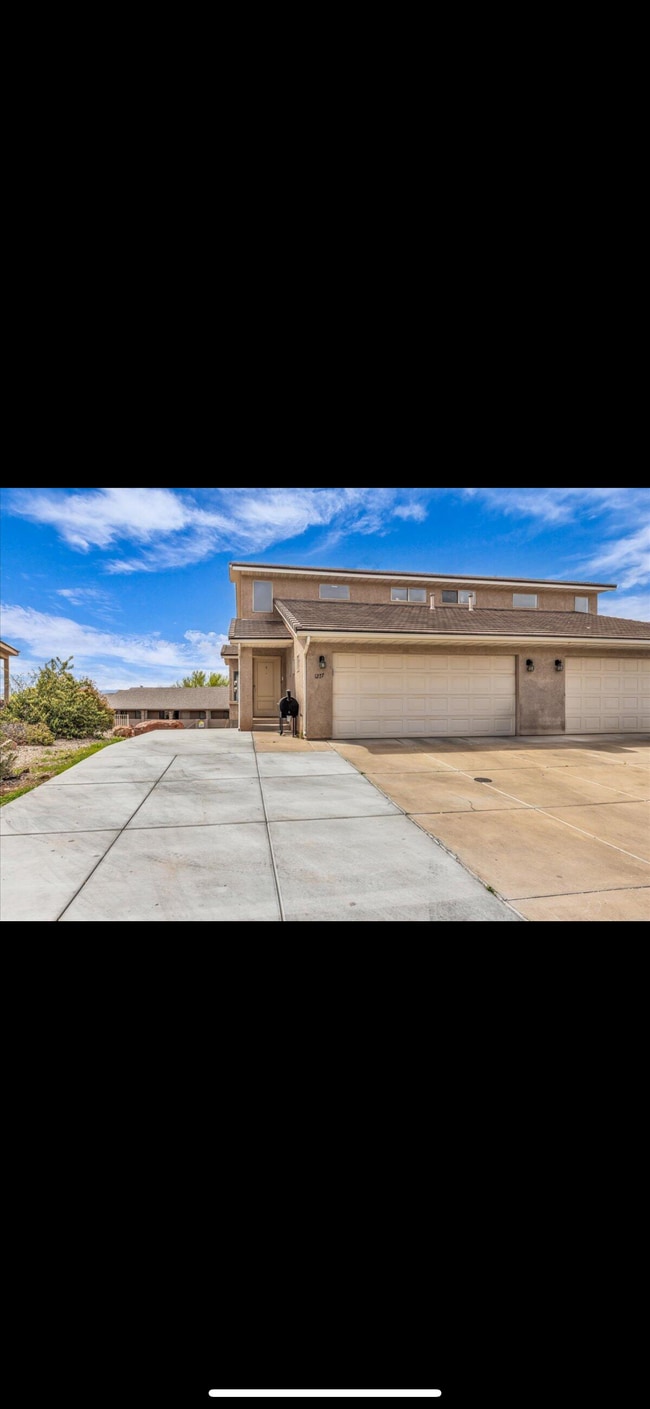 Building Photo - 1277 W Las Hurdes Dr