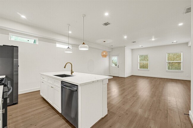 Foto del edificio - 1405 E 33rd St