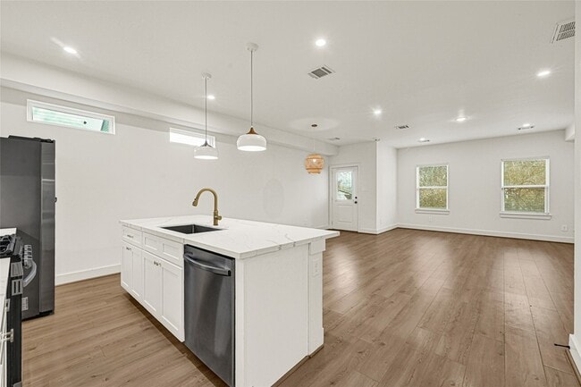 Building Photo - 1405 E 33rd St