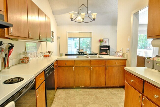 Foto del edificio - 2-15-24: Chapel Hill Duplex with fenced yard!