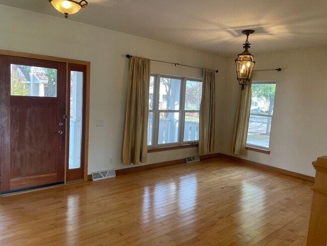 Building Photo - 3169 Pleasant St