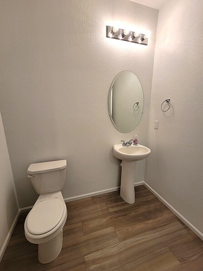 Foto del edificio - ALL PROSPECTIVE TENANTS MUST SUBMIT A $58 NON-REFUNDABLE APPLICATION FEE PER APPLICANT ONLINE AND...