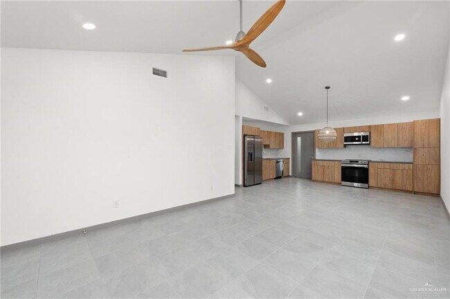 Building Photo - 1304 E Iris Ave