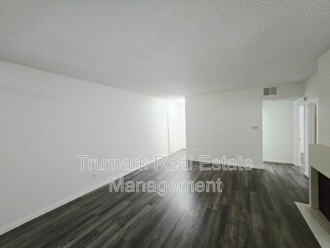 Building Photo - 14605 Burbank Blvd
