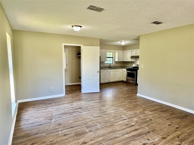 Building Photo - 731 St Martins Dr