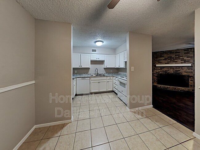 Building Photo - 415 S Las Vegas Trail