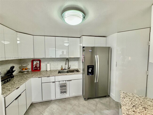 Building Photo - 801 Brickell Bay Dr
