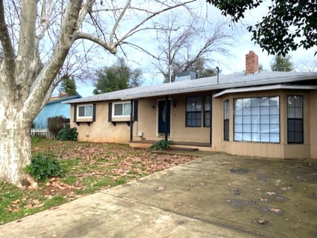 Building Photo - Spacious 3/2 home + Bonus Room in E. Reddi...