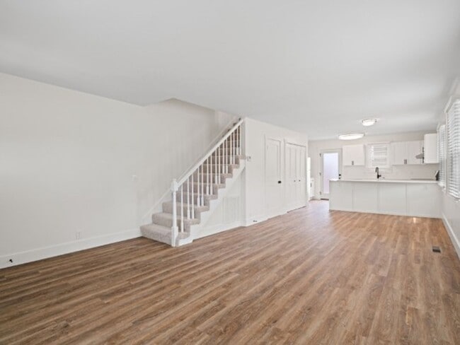 Building Photo - Beautifully Renovated 2BR/1.5BA Townhouse ...
