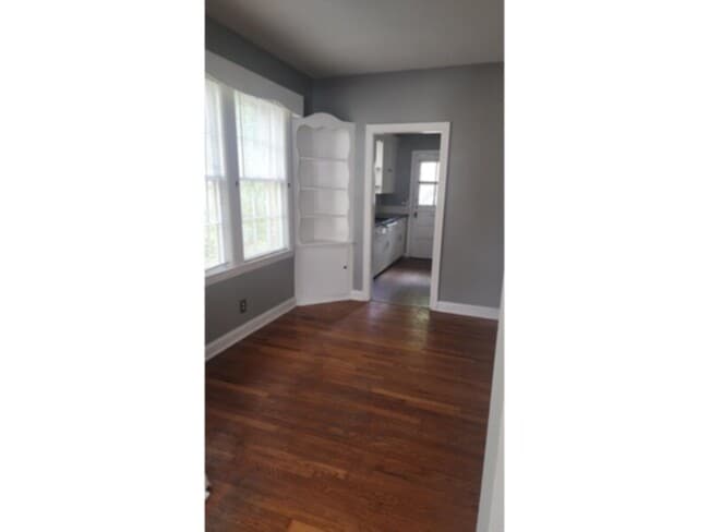 Building Photo - 3 bedroom 2 bath Apartment