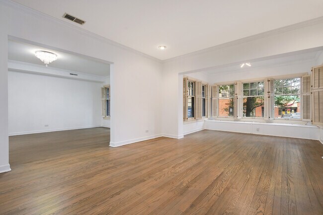 Building Photo - 5057 N Sheridan Rd