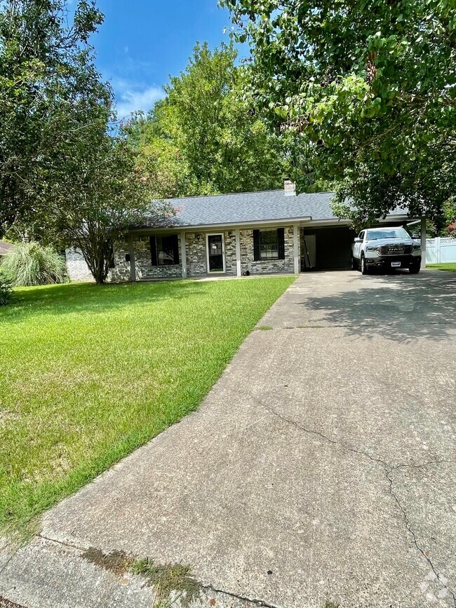 Building Photo - 206 Timber Ln St